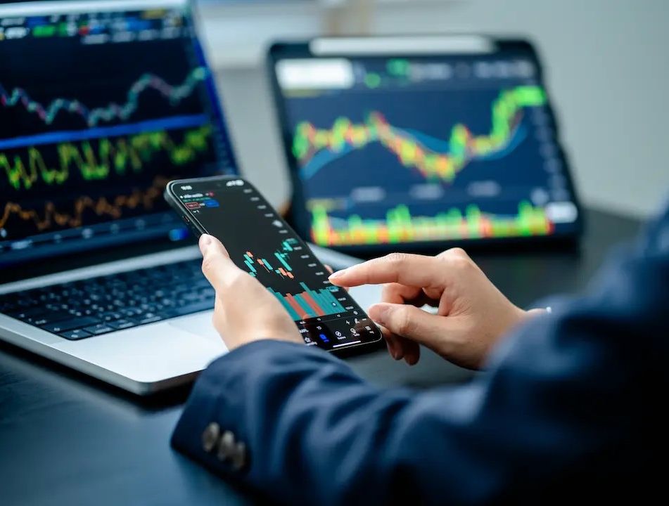 Grafico che mostra l'alta volatilità del mercato azionario su un giornale