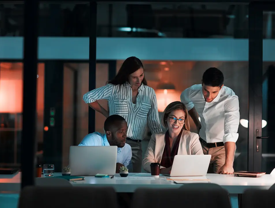 Immagine con icone stilizzate di ingranaggi, grafici a barre e grafici a torta