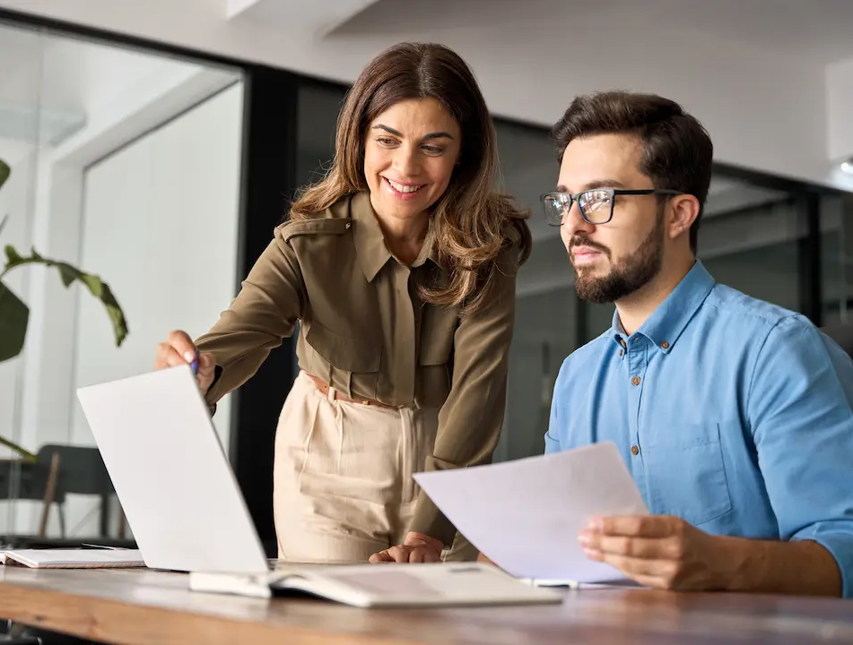 Immagine con icone stilizzate di portafogli, banconote, monete e dobloni delle linee di investimento Euclidea