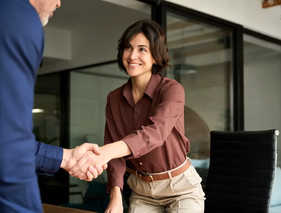 Immagine con icone stilizzate di grafici, calcolatrici e banconote