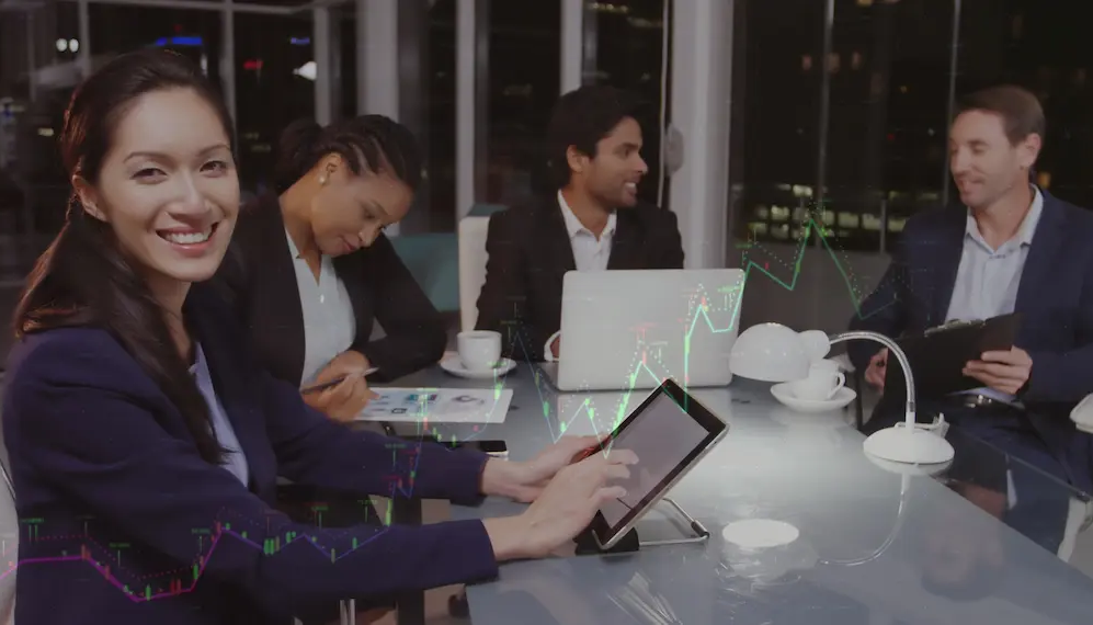 Mani su scrivania con fogli