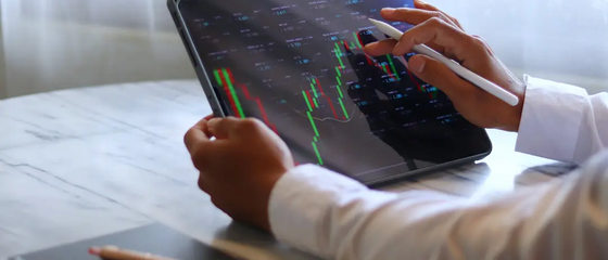 Team Tech di Euclidea al lavoro davanti a due monitor