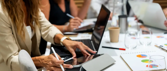 Team Advisor Euclidea seduto al tavolo con clienti, monitorando insieme la situazione degli investimenti con Euclidea